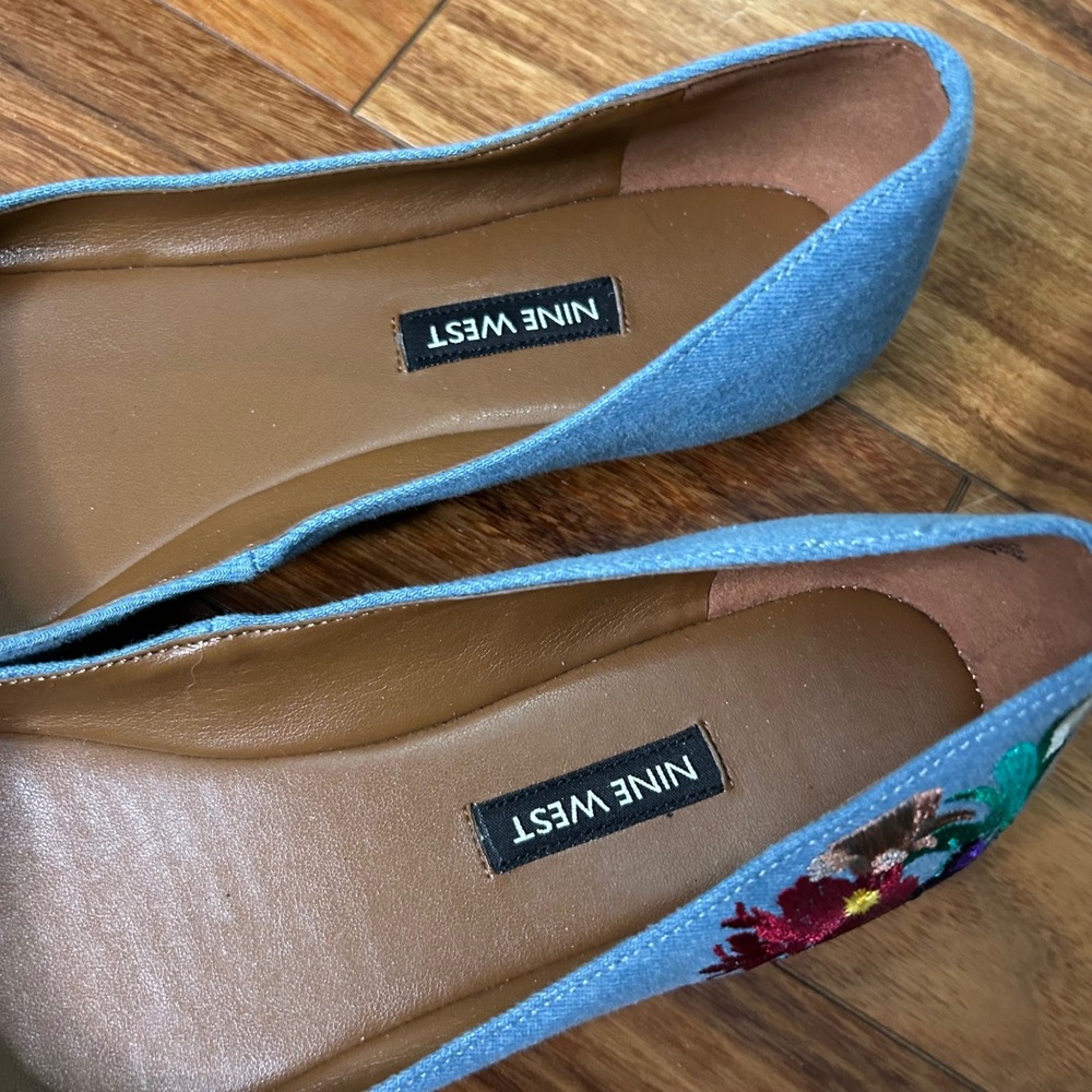 Nine West Suziella Blue Denim Embroidered Hummingbird‎ Floral Pointed Flats 8M - Picture 3 of 9